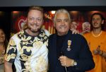 Amsterdam 1 juni 2025
Rene Froger krijgt na de laatste toppers in concert een koninklijke onderscheiding in de Johan Cruyff arena . De hele familike van Rene en Natasja is aanwezig . Natacha Danny Froger ( met vrouw) Didier Froger(met vriendin) en Maxim Froger (met vriendin) Ook Gerard Joling Jeroen v d Boom en Jan Smit waren natuurlijk aanwezig. Rene Froger en John Dirne