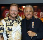 Amsterdam 1 juni 2025
Rene Froger krijgt na de laatste toppers in concert een koninklijke onderscheiding in de Johan Cruyff arena . De hele familike van Rene en Natasja is aanwezig . Natacha Danny Froger ( met vrouw) Didier Froger(met vriendin) en Maxim Froger (met vriendin) Ook Gerard Joling Jeroen v d Boom en Jan Smit waren natuurlijk aanwezig. Rene Froger en John Dirne