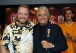 Amsterdam 1 juni 2025
Rene Froger krijgt na de laatste toppers in concert een koninklijke onderscheiding in de Johan Cruyff arena . De hele familike van Rene en Natasja is aanwezig . Natacha Danny Froger ( met vrouw) Didier Froger(met vriendin) en Maxim Froger (met vriendin) Ook Gerard Joling Jeroen v d Boom en Jan Smit waren natuurlijk aanwezig. Rene Froger en John Dirne