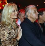 Amsterdam 1 juni 2025
Rene Froger krijgt na de laatste toppers in concert een koninklijke onderscheiding in de Johan Cruyff arena . Ook de andere toopers Jan Smit Gerard Joling en Jeroen v d Boom waren natuurlijk aanwezig.