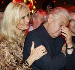Amsterdam 1 juni 2025
Rene Froger krijgt na de laatste toppers in concert een koninklijke onderscheiding in de Johan Cruyff arena . Ook de andere toopers Jan Smit Gerard Joling en Jeroen v d Boom waren natuurlijk aanwezig.