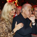 Amsterdam 1 juni 2025
Rene Froger krijgt na de laatste toppers in concert een koninklijke onderscheiding in de Johan Cruyff arena . Ook de andere toopers Jan Smit Gerard Joling en Jeroen v d Boom waren natuurlijk aanwezig.