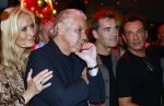 Amsterdam 1 juni 2025
Rene Froger krijgt na de laatste toppers in concert een koninklijke onderscheiding in de Johan Cruyff arena . Ook de andere toopers Jan Smit Gerard Joling en Jeroen v d Boom waren natuurlijk aanwezig.