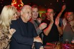 Amsterdam 1 juni 2025
Rene Froger krijgt na de laatste toppers in concert een koninklijke onderscheiding in de Johan Cruyff arena . De hele familike van Rene en Natasja is aanwezig . Natacha Danny Froger ( met vrouw) Didier Froger(met vriendin) en Maxim Froger (met vriendin) Ook Gerard Joling Jeroen v d Boom en Jan Smit waren natuurlijk aanwezig.