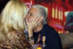 Amsterdam 1 juni 2025
Rene Froger krijgt na de laatste toppers in concert een koninklijke onderscheiding in de Johan Cruyff arena . De hele familike van Rene en Natasja is aanwezig . Natacha Danny Froger ( met vrouw) Didier Froger(met vriendin) en Maxim Froger (met vriendin) Ook Gerard Joling Jeroen v d Boom en Jan Smit waren natuurlijk aanwezig.