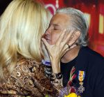 Amsterdam 1 juni 2025
Rene Froger krijgt na de laatste toppers in concert een koninklijke onderscheiding in de Johan Cruyff arena . De hele familike van Rene en Natasja is aanwezig . Natacha Danny Froger ( met vrouw) Didier Froger(met vriendin) en Maxim Froger (met vriendin) Ook Gerard Joling Jeroen v d Boom en Jan Smit waren natuurlijk aanwezig.