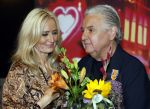 Amsterdam 1 juni 2025
Rene Froger krijgt na de laatste toppers in concert een koninklijke onderscheiding in de Johan Cruyff arena . De hele familike van Rene en Natasja is aanwezig . Natacha Danny Froger ( met vrouw) Didier Froger(met vriendin) en Maxim Froger (met vriendin) Ook Gerard Joling Jeroen v d Boom en Jan Smit waren natuurlijk aanwezig.