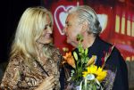 Amsterdam 1 juni 2025
Rene Froger krijgt na de laatste toppers in concert een koninklijke onderscheiding in de Johan Cruyff arena . De hele familike van Rene en Natasja is aanwezig . Natacha Danny Froger ( met vrouw) Didier Froger(met vriendin) en Maxim Froger (met vriendin) Ook Gerard Joling Jeroen v d Boom en Jan Smit waren natuurlijk aanwezig.