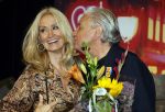 Amsterdam 1 juni 2025
Rene Froger krijgt na de laatste toppers in concert een koninklijke onderscheiding in de Johan Cruyff arena . De hele familike van Rene en Natasja is aanwezig . Natacha Danny Froger ( met vrouw) Didier Froger(met vriendin) en Maxim Froger (met vriendin) Ook Gerard Joling Jeroen v d Boom en Jan Smit waren natuurlijk aanwezig.