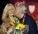 Amsterdam 1 juni 2025
Rene Froger krijgt na de laatste toppers in concert een koninklijke onderscheiding in de Johan Cruyff arena . De hele familike van Rene en Natasja is aanwezig . Natacha Danny Froger ( met vrouw) Didier Froger(met vriendin) en Maxim Froger (met vriendin) Ook Gerard Joling Jeroen v d Boom en Jan Smit waren natuurlijk aanwezig.