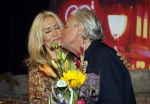 Amsterdam 1 juni 2025
Rene Froger krijgt na de laatste toppers in concert een koninklijke onderscheiding in de Johan Cruyff arena . De hele familike van Rene en Natasja is aanwezig . Natacha Danny Froger ( met vrouw) Didier Froger(met vriendin) en Maxim Froger (met vriendin) Ook Gerard Joling Jeroen v d Boom en Jan Smit waren natuurlijk aanwezig.