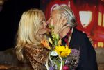Amsterdam 1 juni 2025
Rene Froger krijgt na de laatste toppers in concert een koninklijke onderscheiding in de Johan Cruyff arena . De hele familike van Rene en Natasja is aanwezig . Natacha Danny Froger ( met vrouw) Didier Froger(met vriendin) en Maxim Froger (met vriendin) Ook Gerard Joling Jeroen v d Boom en Jan Smit waren natuurlijk aanwezig.