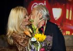 Amsterdam 1 juni 2025
Rene Froger krijgt na de laatste toppers in concert een koninklijke onderscheiding in de Johan Cruyff arena . De hele familike van Rene en Natasja is aanwezig . Natacha Danny Froger ( met vrouw) Didier Froger(met vriendin) en Maxim Froger (met vriendin) Ook Gerard Joling Jeroen v d Boom en Jan Smit waren natuurlijk aanwezig.
