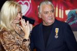 Amsterdam 1 juni 2025
Rene Froger krijgt na de laatste toppers in concert een koninklijke onderscheiding in de Johan Cruyff arena . De hele familike van Rene en Natasja is aanwezig . Natacha Danny Froger ( met vrouw) Didier Froger(met vriendin) en Maxim Froger (met vriendin) Ook Gerard Joling Jeroen v d Boom en Jan Smit waren natuurlijk aanwezig.