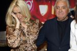 Amsterdam 1 juni 2025
Rene Froger krijgt na de laatste toppers in concert een koninklijke onderscheiding in de Johan Cruyff arena . De hele familike van Rene en Natasja is aanwezig . Natacha Danny Froger ( met vrouw) Didier Froger(met vriendin) en Maxim Froger (met vriendin) Ook Gerard Joling Jeroen v d Boom en Jan Smit waren natuurlijk aanwezig.