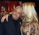 Amsterdam 1 juni 2025
Rene Froger krijgt na de laatste toppers in concert een koninklijke onderscheiding in de Johan Cruyff arena . De hele familike van Rene en Natasja is aanwezig . Natacha Danny Froger ( met vrouw) Didier Froger(met vriendin) en Maxim Froger (met vriendin) Ook Gerard Joling Jeroen v d Boom en Jan Smit waren natuurlijk aanwezig.