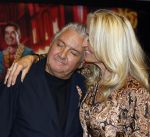Amsterdam 1 juni 2025
Rene Froger krijgt na de laatste toppers in concert een koninklijke onderscheiding in de Johan Cruyff arena . De hele familike van Rene en Natasja is aanwezig . Natacha Danny Froger ( met vrouw) Didier Froger(met vriendin) en Maxim Froger (met vriendin) Ook Gerard Joling Jeroen v d Boom en Jan Smit waren natuurlijk aanwezig.