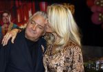 Amsterdam 1 juni 2025
Rene Froger krijgt na de laatste toppers in concert een koninklijke onderscheiding in de Johan Cruyff arena . De hele familike van Rene en Natasja is aanwezig . Natacha Danny Froger ( met vrouw) Didier Froger(met vriendin) en Maxim Froger (met vriendin) Ook Gerard Joling Jeroen v d Boom en Jan Smit waren natuurlijk aanwezig.