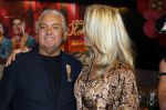 Amsterdam 1 juni 2025
Rene Froger krijgt na de laatste toppers in concert een koninklijke onderscheiding in de Johan Cruyff arena . De hele familike van Rene en Natasja is aanwezig . Natacha Danny Froger ( met vrouw) Didier Froger(met vriendin) en Maxim Froger (met vriendin) Ook Gerard Joling Jeroen v d Boom en Jan Smit waren natuurlijk aanwezig.