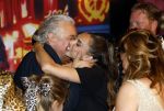 Amsterdam 1 juni 2025
Rene Froger krijgt na de laatste toppers in concert een koninklijke onderscheiding in de Johan Cruyff arena . De hele familike van Rene en Natasja is aanwezig . Natacha Danny Froger ( met vrouw) Didier Froger(met vriendin) en Maxim Froger (met vriendin) Ook Gerard Joling Jeroen v d Boom en Jan Smit waren natuurlijk aanwezig.