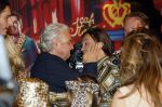 Amsterdam 1 juni 2025
Rene Froger krijgt na de laatste toppers in concert een koninklijke onderscheiding in de Johan Cruyff arena . De hele familike van Rene en Natasja is aanwezig . Natacha Danny Froger ( met vrouw) Didier Froger(met vriendin) en Maxim Froger (met vriendin) Ook Gerard Joling Jeroen v d Boom en Jan Smit waren natuurlijk aanwezig.