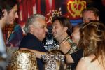 Amsterdam 1 juni 2025
Rene Froger krijgt na de laatste toppers in concert een koninklijke onderscheiding in de Johan Cruyff arena . De hele familike van Rene en Natasja is aanwezig . Natacha Danny Froger ( met vrouw) Didier Froger(met vriendin) en Maxim Froger (met vriendin) Ook Gerard Joling Jeroen v d Boom en Jan Smit waren natuurlijk aanwezig.