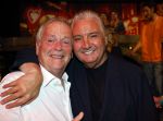 Amsterdam 1 juni 2025
Rene Froger krijgt na de laatste toppers in concert een koninklijke onderscheiding in de Johan Cruyff arena . De hele familike van Rene en Natasja is aanwezig . Natacha Danny Froger ( met vrouw) Didier Froger(met vriendin) en Maxim Froger (met vriendin) Ook Gerard Joling Jeroen v d Boom en Jan Smit waren natuurlijk aanwezig. Rene Froger met Wim Bohnenn
