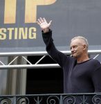 Amsterdam 5 juni 2025
Zanger Sting komt met een boot aan bij Carre om musical THE LAST SHIP te promoten . Het was ongelofelijk slecht weer maar desondanks stonden er toch honderden fans op hem te wachten .