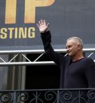 Amsterdam 5 juni 2025
Zanger Sting komt met een boot aan bij Carre om musical THE LAST SHIP te promoten . Het was ongelofelijk slecht weer maar desondanks stonden er toch honderden fans op hem te wachten .