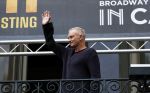 Amsterdam 5 juni 2025
Zanger Sting komt met een boot aan bij Carre om musical THE LAST SHIP te promoten . Het was ongelofelijk slecht weer maar desondanks stonden er toch honderden fans op hem te wachten .