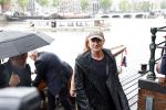 Amsterdam 5 juni 2025
Zanger Sting komt met een boot aan bij Carre om musical THE LAST SHIP te promoten . Het was ongelofelijk slecht weer maar desondanks stonden er toch honderden fans op hem te wachten .