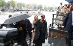 Amsterdam 5 juni 2025
Zanger Sting komt met een boot aan bij Carre om musical THE LAST SHIP te promoten . Het was ongelofelijk slecht weer maar desondanks stonden er toch honderden fans op hem te wachten .
