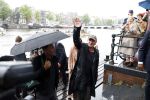 Amsterdam 5 juni 2025
Zanger Sting komt met een boot aan bij Carre om musical THE LAST SHIP te promoten . Het was ongelofelijk slecht weer maar desondanks stonden er toch honderden fans op hem te wachten .