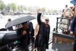 Amsterdam 5 juni 2025
Zanger Sting komt met een boot aan bij Carre om musical THE LAST SHIP te promoten . Het was ongelofelijk slecht weer maar desondanks stonden er toch honderden fans op hem te wachten .