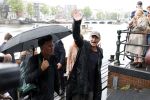 Amsterdam 5 juni 2025
Zanger Sting komt met een boot aan bij Carre om musical THE LAST SHIP te promoten . Het was ongelofelijk slecht weer maar desondanks stonden er toch honderden fans op hem te wachten .