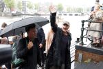 Amsterdam 5 juni 2025
Zanger Sting komt met een boot aan bij Carre om musical THE LAST SHIP te promoten . Het was ongelofelijk slecht weer maar desondanks stonden er toch honderden fans op hem te wachten .