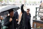 Amsterdam 5 juni 2025
Zanger Sting komt met een boot aan bij Carre om musical THE LAST SHIP te promoten . Het was ongelofelijk slecht weer maar desondanks stonden er toch honderden fans op hem te wachten .