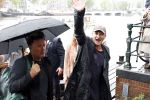 Amsterdam 5 juni 2025
Zanger Sting komt met een boot aan bij Carre om musical THE LAST SHIP te promoten . Het was ongelofelijk slecht weer maar desondanks stonden er toch honderden fans op hem te wachten .