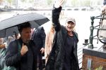 Amsterdam 5 juni 2025
Zanger Sting komt met een boot aan bij Carre om musical THE LAST SHIP te promoten . Het was ongelofelijk slecht weer maar desondanks stonden er toch honderden fans op hem te wachten .