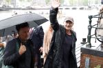 Amsterdam 5 juni 2025
Zanger Sting komt met een boot aan bij Carre om musical THE LAST SHIP te promoten . Het was ongelofelijk slecht weer maar desondanks stonden er toch honderden fans op hem te wachten .