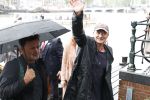Amsterdam 5 juni 2025
Zanger Sting komt met een boot aan bij Carre om musical THE LAST SHIP te promoten . Het was ongelofelijk slecht weer maar desondanks stonden er toch honderden fans op hem te wachten .