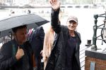 Amsterdam 5 juni 2025
Zanger Sting komt met een boot aan bij Carre om musical THE LAST SHIP te promoten . Het was ongelofelijk slecht weer maar desondanks stonden er toch honderden fans op hem te wachten .