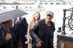 Amsterdam 5 juni 2025
Zanger Sting komt met een boot aan bij Carre om musical THE LAST SHIP te promoten . Het was ongelofelijk slecht weer maar desondanks stonden er toch honderden fans op hem te wachten .