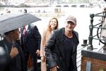 Amsterdam 5 juni 2025
Zanger Sting komt met een boot aan bij Carre om musical THE LAST SHIP te promoten . Het was ongelofelijk slecht weer maar desondanks stonden er toch honderden fans op hem te wachten .