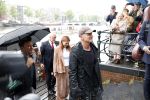 Amsterdam 5 juni 2025
Zanger Sting komt met een boot aan bij Carre om musical THE LAST SHIP te promoten . Het was ongelofelijk slecht weer maar desondanks stonden er toch honderden fans op hem te wachten .