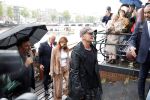 Amsterdam 5 juni 2025
Zanger Sting komt met een boot aan bij Carre om musical THE LAST SHIP te promoten . Het was ongelofelijk slecht weer maar desondanks stonden er toch honderden fans op hem te wachten .