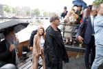 Amsterdam 5 juni 2025
Zanger Sting komt met een boot aan bij Carre om musical THE LAST SHIP te promoten . Het was ongelofelijk slecht weer maar desondanks stonden er toch honderden fans op hem te wachten .