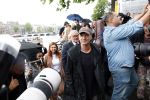 Amsterdam 5 juni 2025
Zanger Sting komt met een boot aan bij Carre om musical THE LAST SHIP te promoten . Het was ongelofelijk slecht weer maar desondanks stonden er toch honderden fans op hem te wachten .