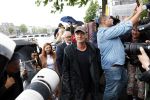 Amsterdam 5 juni 2025
Zanger Sting komt met een boot aan bij Carre om musical THE LAST SHIP te promoten . Het was ongelofelijk slecht weer maar desondanks stonden er toch honderden fans op hem te wachten .