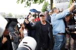 Amsterdam 5 juni 2025
Zanger Sting komt met een boot aan bij Carre om musical THE LAST SHIP te promoten . Het was ongelofelijk slecht weer maar desondanks stonden er toch honderden fans op hem te wachten .